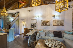 Chalet superior, varias camas, no fumadores | Sala de estar | Una televisión de plasma, una chimenea, suelo radiante