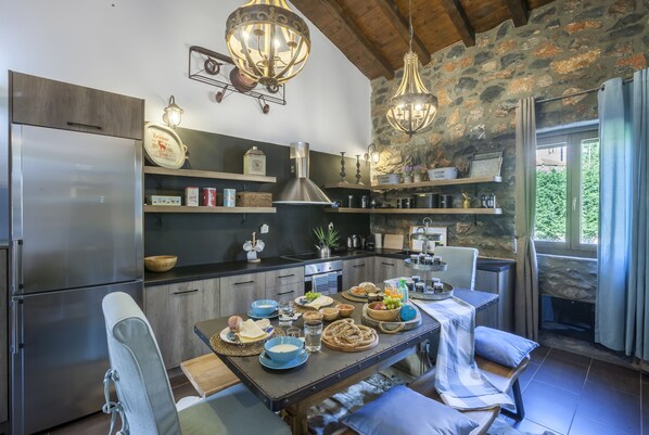 Tủ lạnh, lò vi sóng, lò nướng, dụng cụ pha espresso 