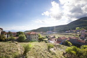 A rural village with stone buildings and a clear sky. - Dandy Villas Palios Agios Athanasios (Edessa)