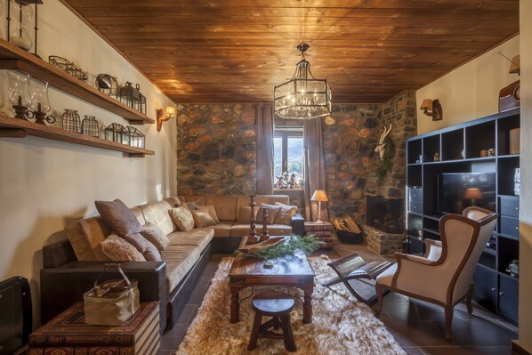 30-inch flat-screen TV with satellite channels, plasma TV, fireplace - Dandy Villas Palios Agios Athanasios (Edessa)