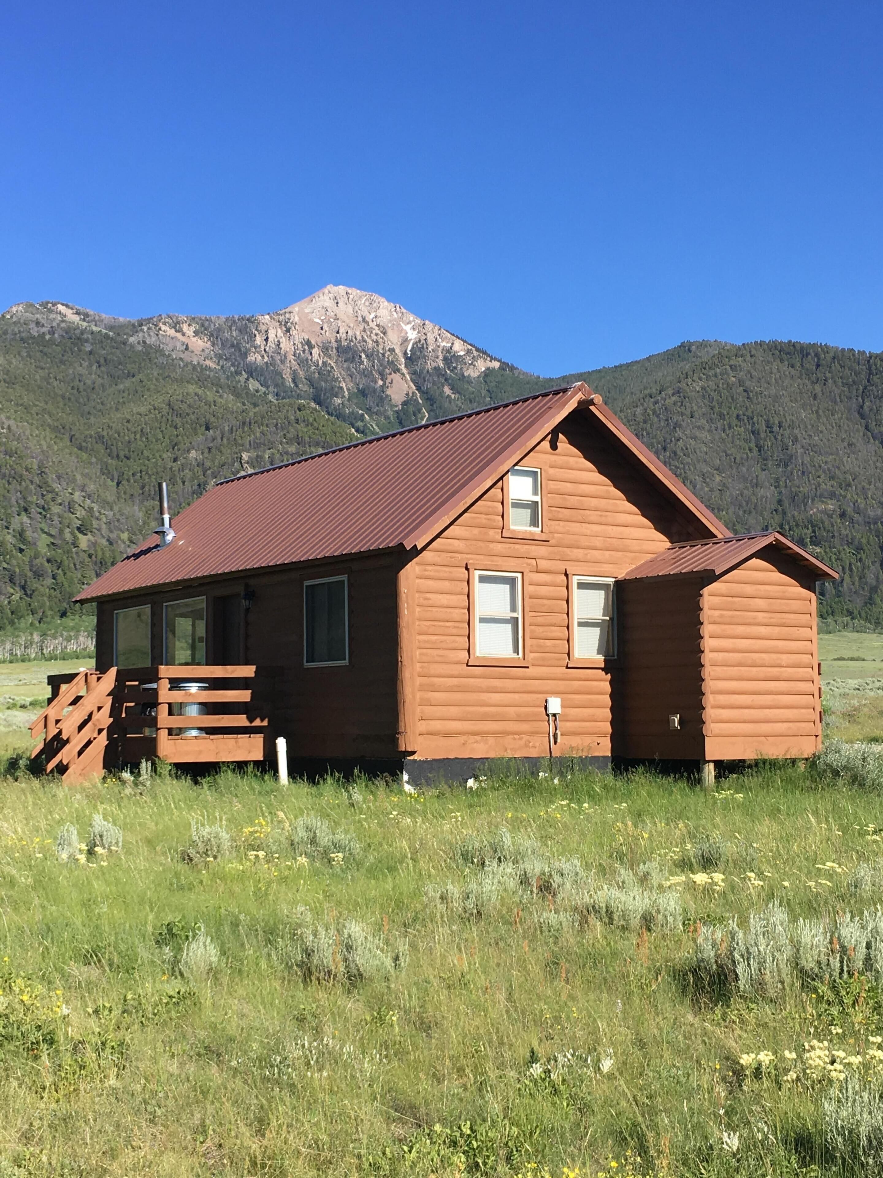Sheep Creek Cabin B is a cozy cabin featuring amazing views and prime location.