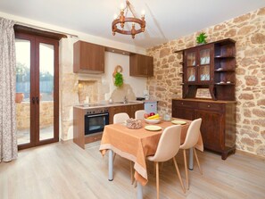 Family Villa, 4 Bedrooms, Private Pool | In-room dining