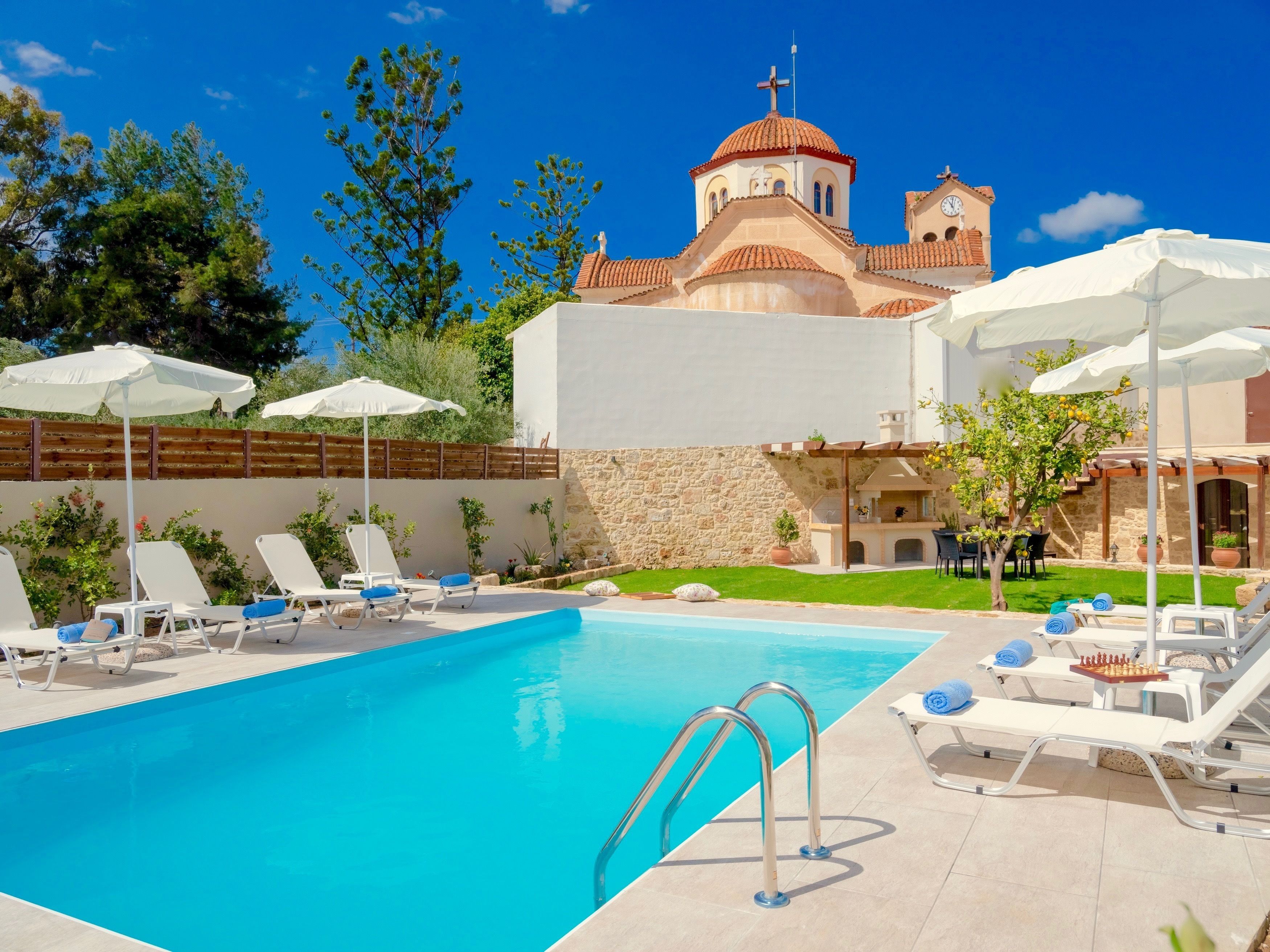 Außenpool, Sonnenschirme, Liegestühle