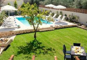 Outdoor pool, pool umbrellas, sun loungers