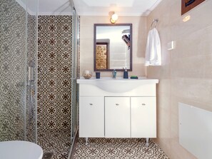 Villa Familiale, 4 chambres, piscine privée | Salle de bain | Douche, sèche-cheveux, serviettes fournies