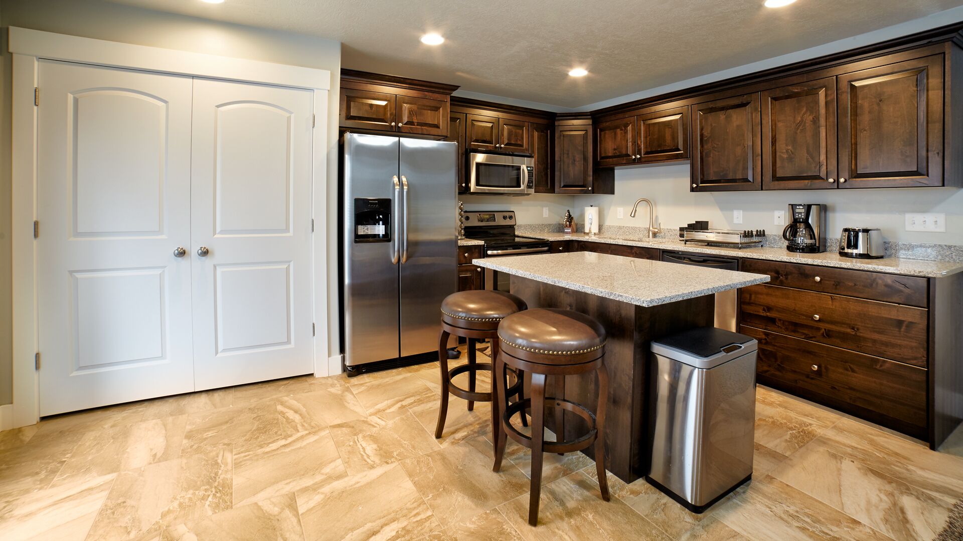 30% OFF. Sleeps 14 in Luxury! Private Hot Tub,BBQ,2 Patios,BBQ,5 Mins to Dwntwn!