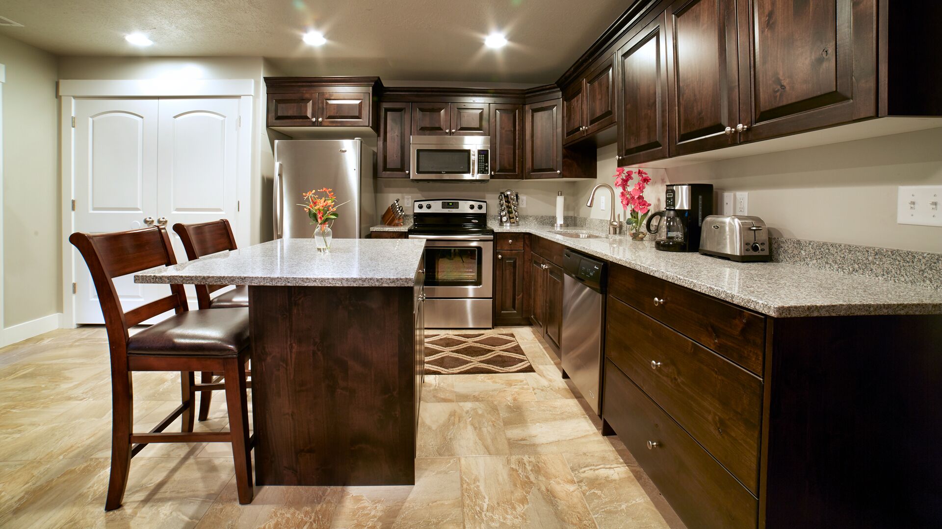 30% OFF. Sleeps 14 in Luxury! Private Hot Tub,BBQ,2 Patios,BBQ,5 Mins to Dwntwn!