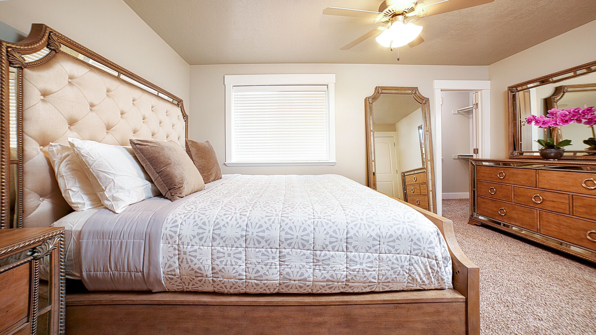 30% OFF. Sleeps 14 in Luxury! Private Hot Tub,BBQ,2 Patios,BBQ,5 Mins to Dwntwn!