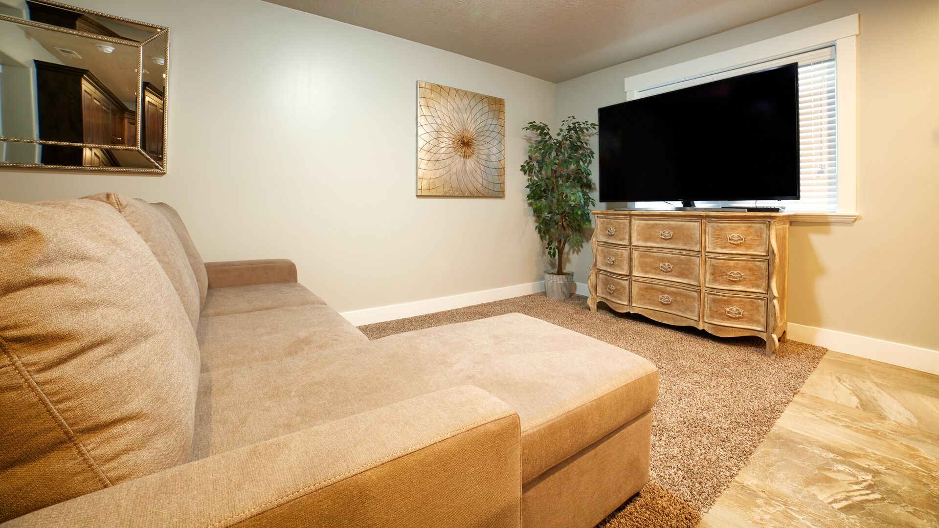 30% OFF. Sleeps 14 in Luxury! Private Hot Tub,BBQ,2 Patios,BBQ,5 Mins to Dwntwn!