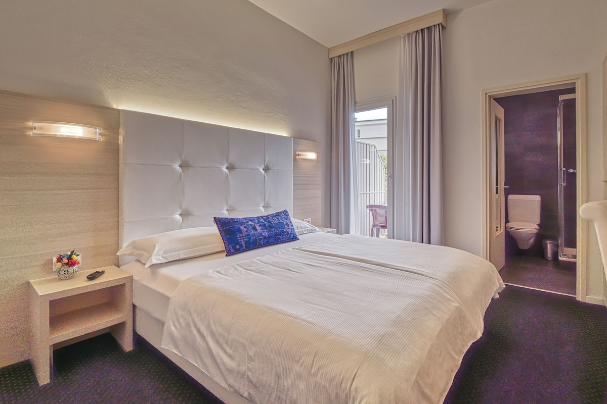 Panoramic Double Room, Balcony, Lake View | Down duvets, in-room safe, individually decorated