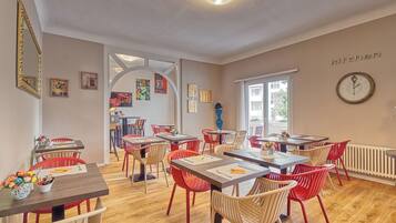 Café da manhã completo grátis todos os dias