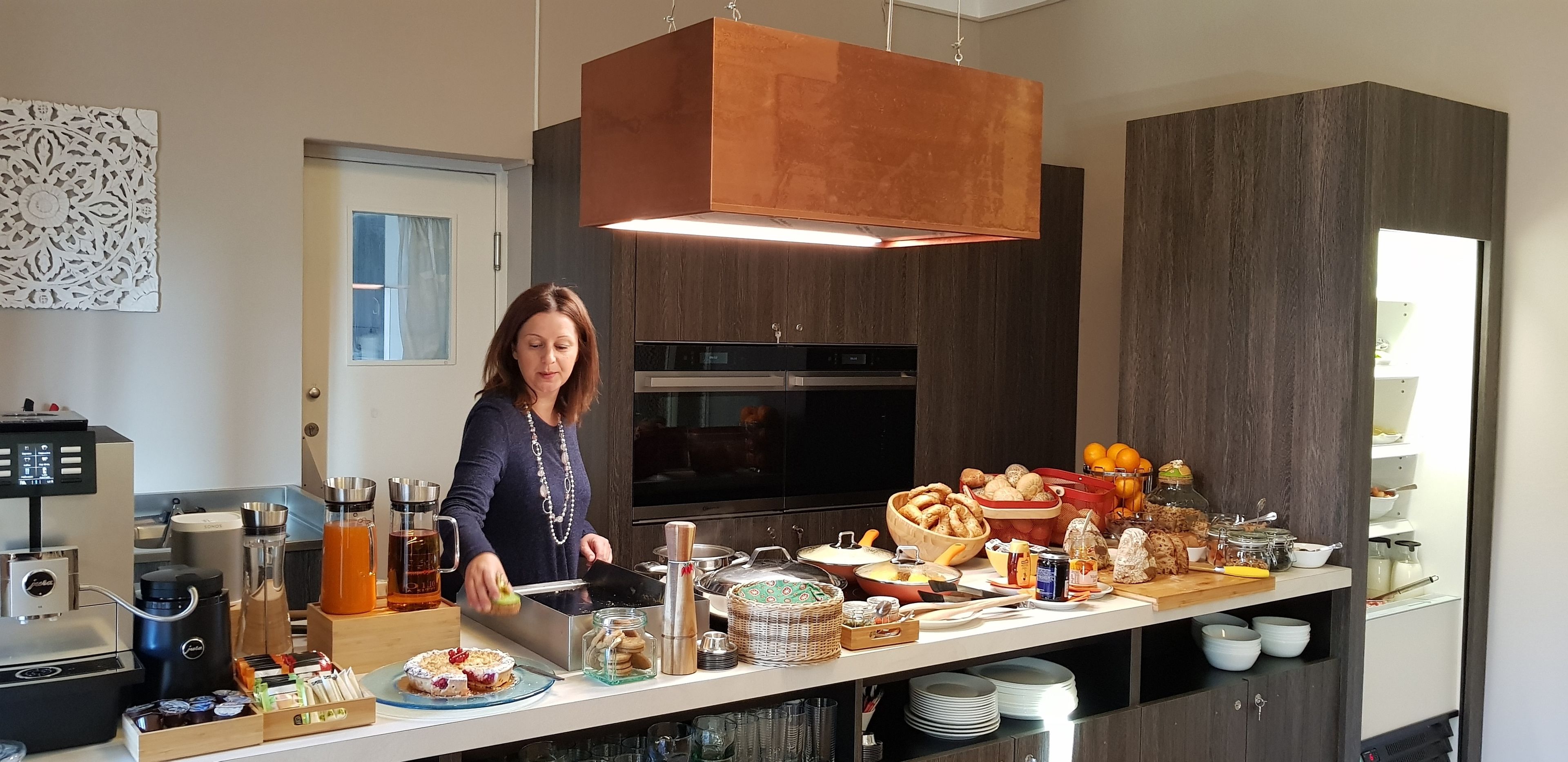 free daily full breakfast