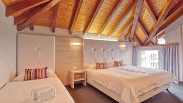 Habitación familiar, balcón, vista al lago | Edredón, caja de seguridad en la habitación y decoración personalizada
