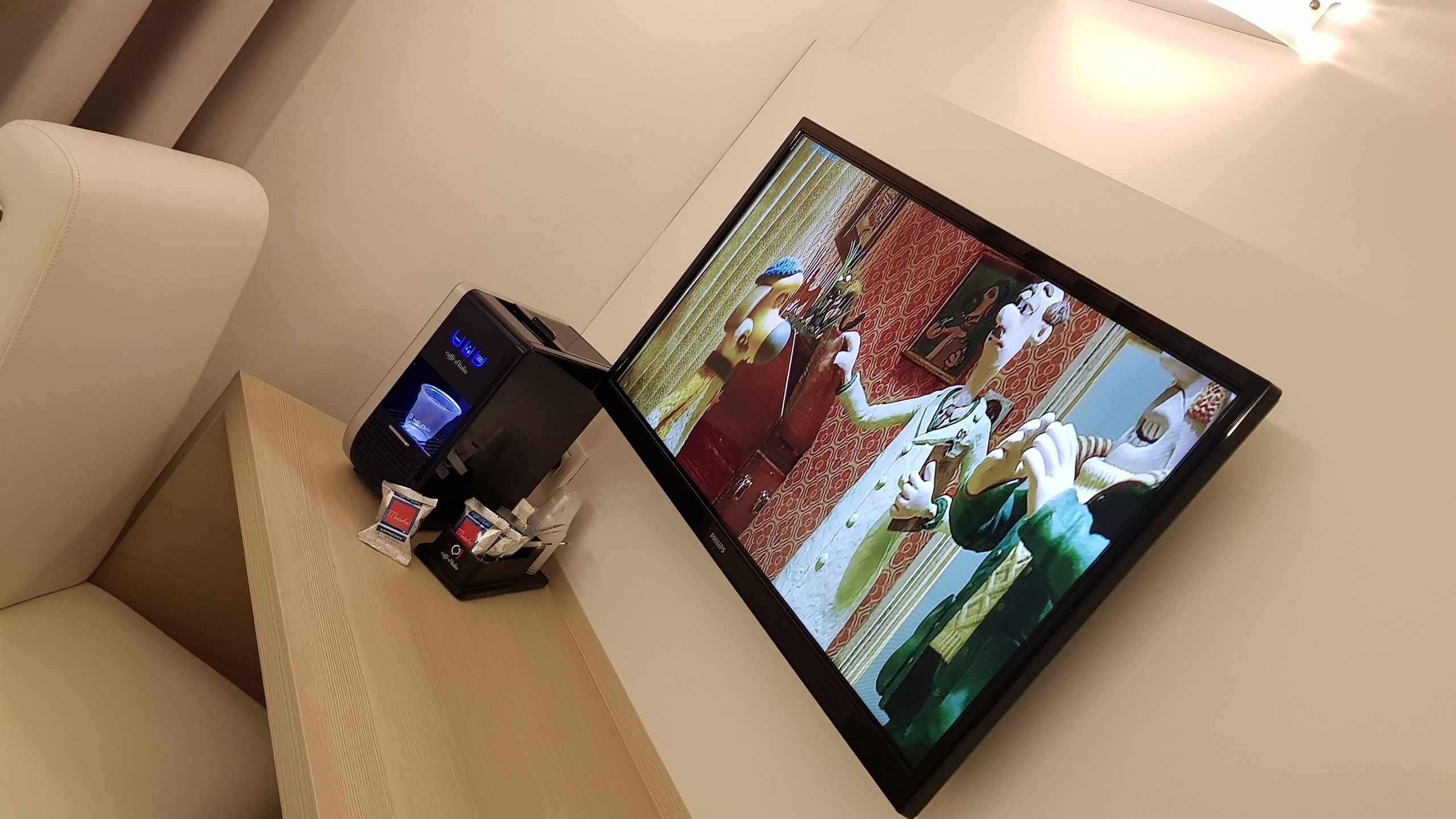 basic double room | television