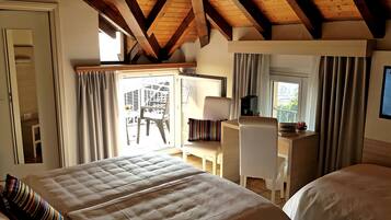 Quarto família, sacada, vista para o lago | Vista do quarto