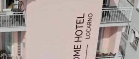 Vista frontal de la propiedad