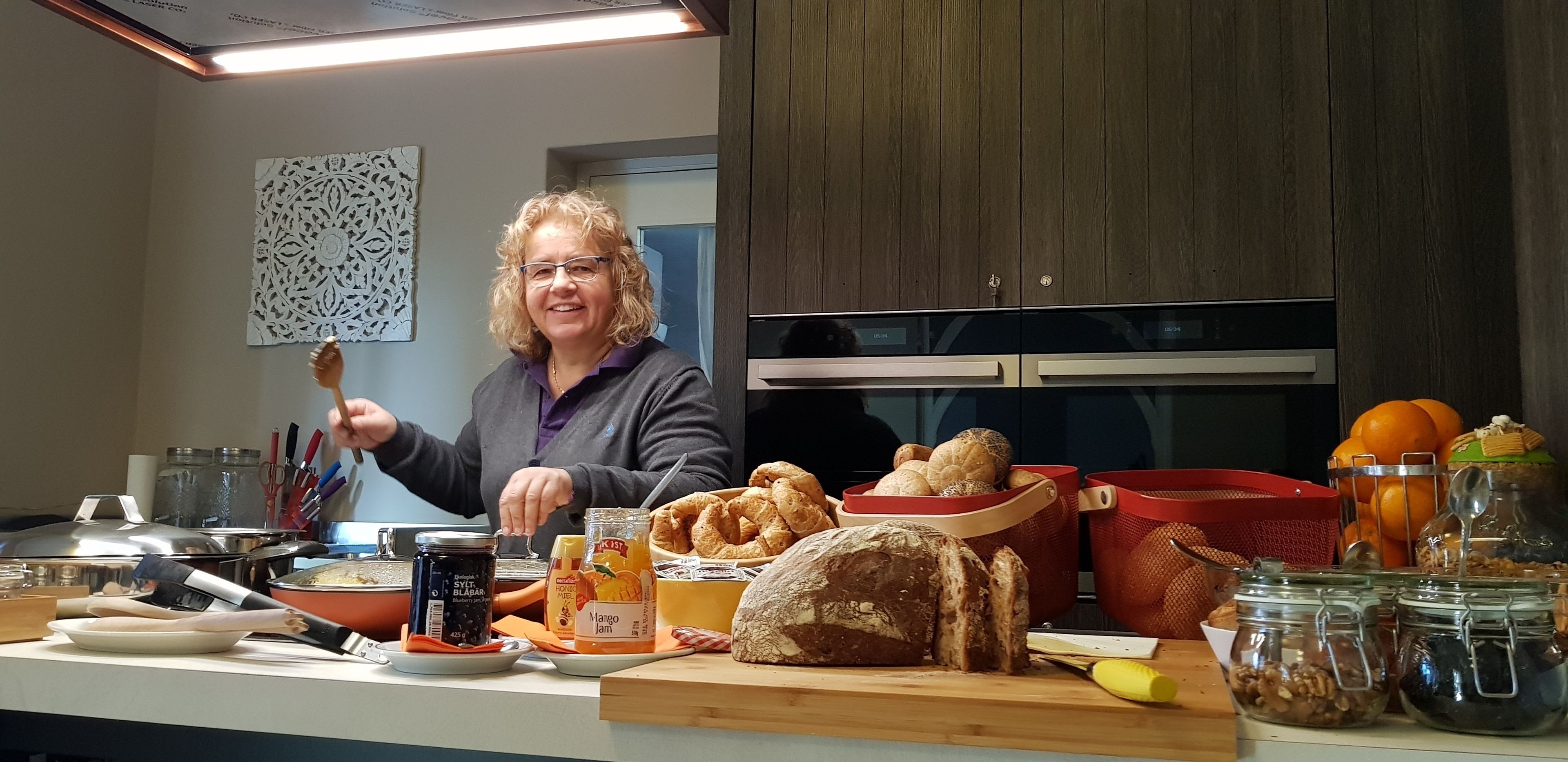 free daily full breakfast