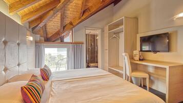 Quarto família, sacada, vista para o lago | Edredons de pluma, cofres nos quartos, individualmente decorados