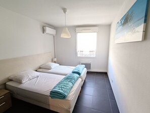 2 bedrooms, iron/ironing board, bed sheets, wheelchair access