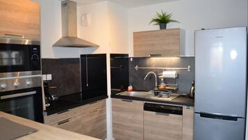 Réfrigérateur, micro-ondes, four, plaque de cuisson