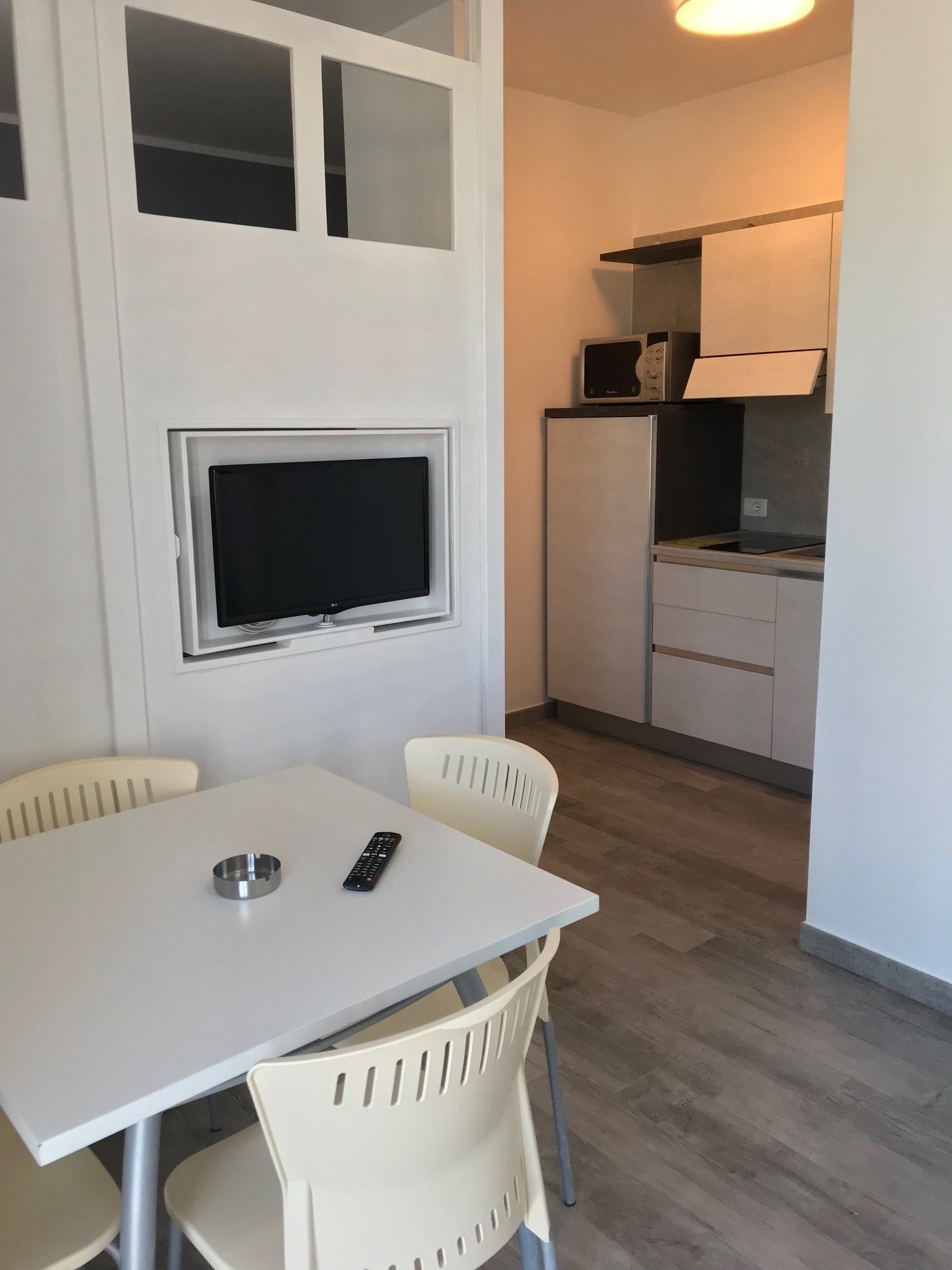Superior-Apartment | Wohnbereich | Flachbildfernseher