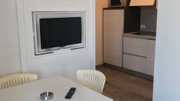 Superior-Apartment | Wohnbereich | Flachbildfernseher