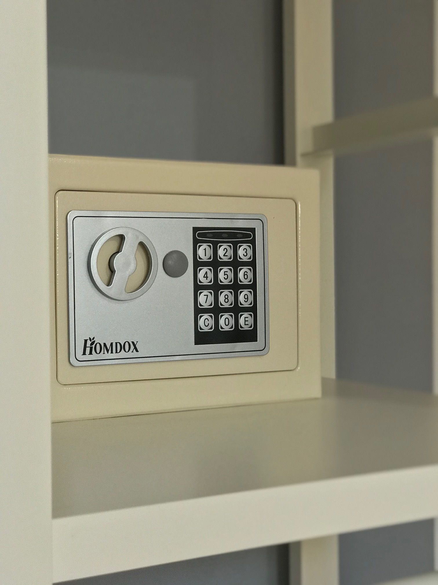 Cerradura de entrada sin llave con teclado y cerradura para llave en un mueble color beige.