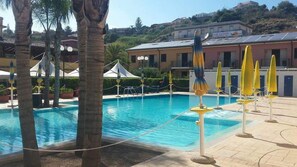 Una piscina al aire libre de temporada (de 09:00 a 19:00), sombrillas