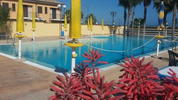 Una piscina al aire libre de temporada (de 09:00 a 19:00), sombrillas
