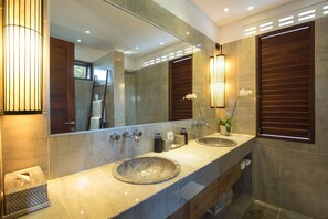 Kombinert dusj/badekar, regndusjhode, hårføner og håndklær