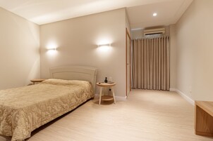 Superior Studio Suite, Multiple Beds | Premium bedding, pillowtop beds, minibar, in-room safe