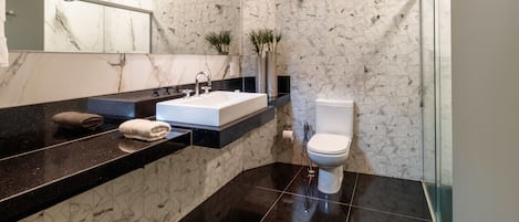 Suite VIP | Bathroom | Free toiletries, hair dryer, towels, soap