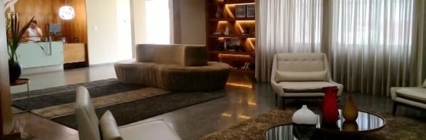 A modern living room with a sofa, armchairs, and a coffee table. - Mara Turismo Hotel (Catalao)