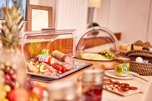 Desayuno buffet (EUR 5 por persona)
