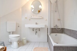 Amenidades de baño gratuitas, secadora de cabello, toallas