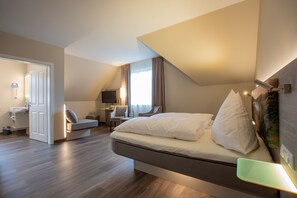Habitación doble | Escritorio, cortinas blackout, camas extra y wifi gratis