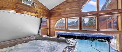 Condo, 2 chambres | Baignoire à remous intérieure