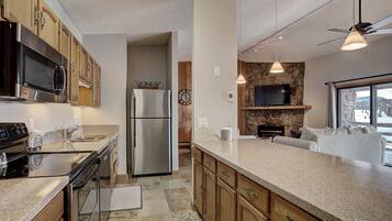 Condo, 2 habitaciones | Cocina privada | Microondas, lavavajillas, utensilios de cocina y toallas de papel