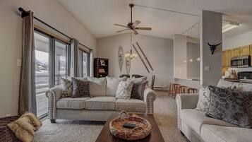 Condo, 2 habitaciones | Área de sala de estar | Televisión