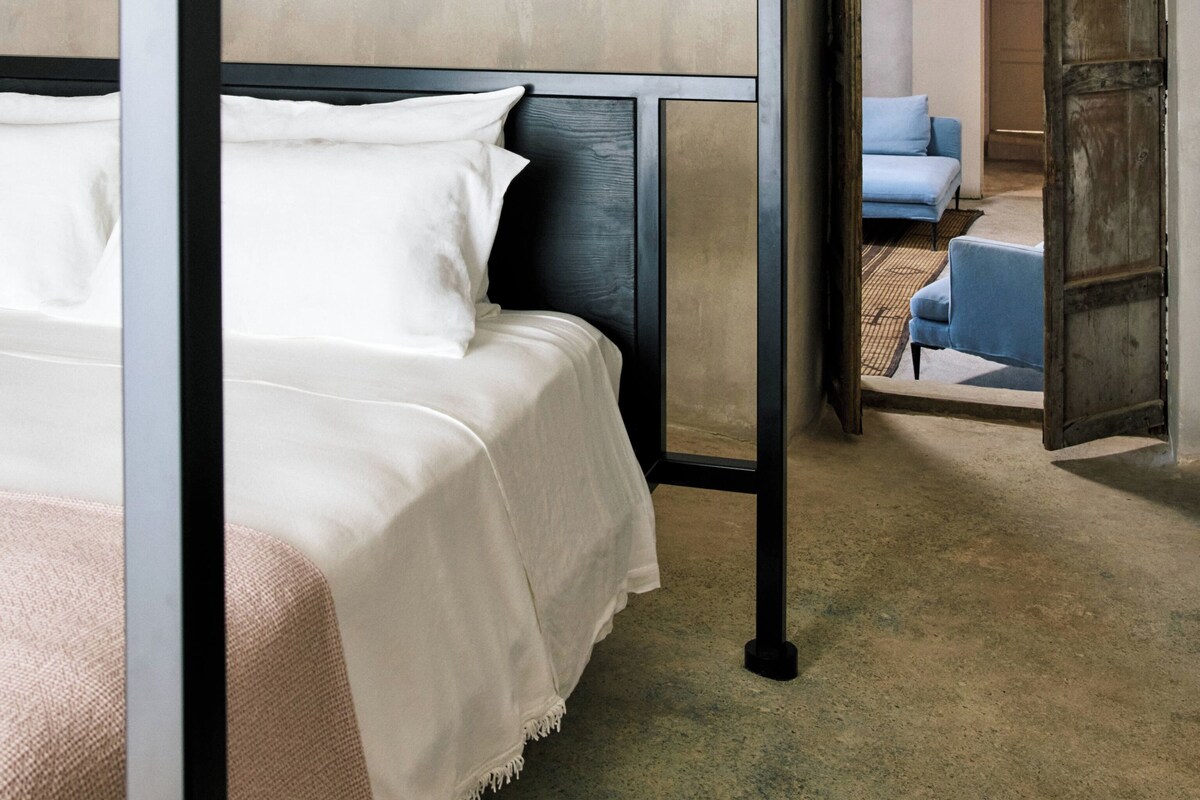 Deluxe Room, 1 King Bed (Royal Suite) | Ropa de cama hipoalergénica y caja de seguridad en la habitación 