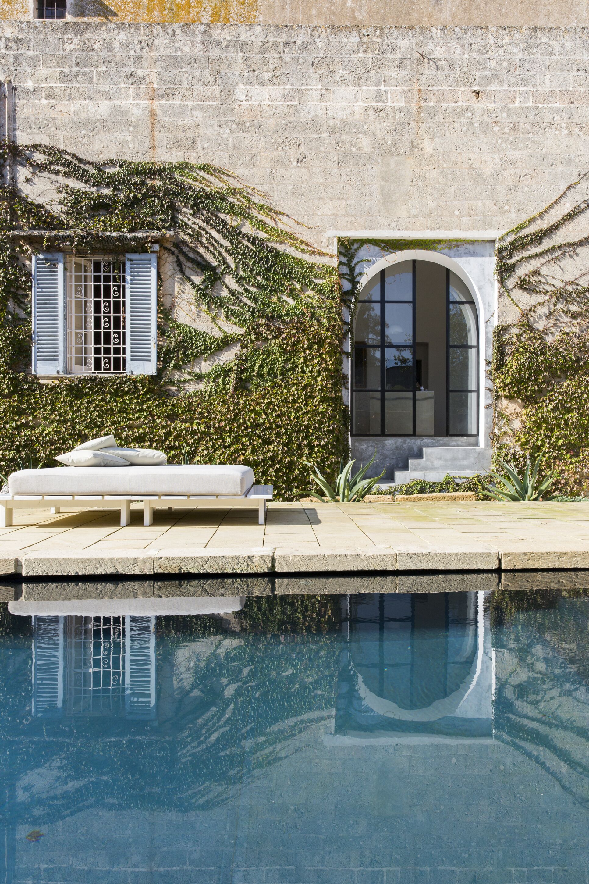 Piscina stagionale all'aperto, ombrelloni da piscina, lettini