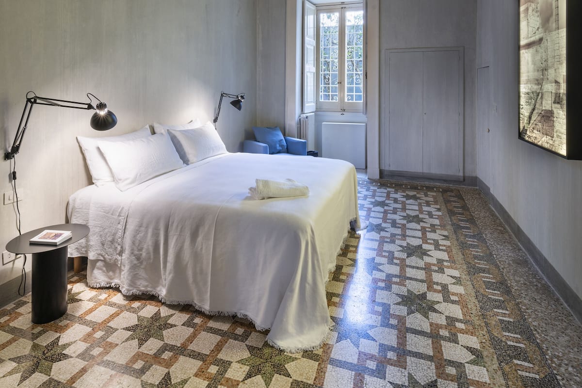 Suite, 1 kingsize bed, uitzicht op binnenplaats (Junior Suite) | Hypoallergeen beddengoed, een kluis op de kamer, individueel gedecoreerd