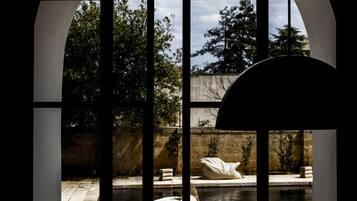 Literie hypoallergénique, coffres-forts dans les chambres