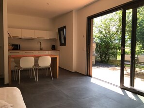 Apartamento, 1 habitación, en edificio anexo (Eriobotrya Japonica) | Cocina privada | Frigorífico, placa de cocina, hervidor eléctrico y utensilios de cocina