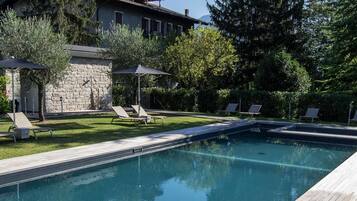 Piscine extérieure (ouverte en saison)