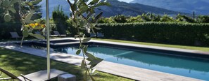 Una piscina al aire libre de temporada