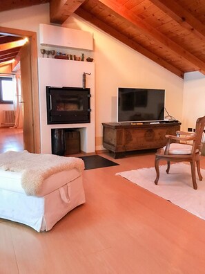 Apartment, 2 Bedrooms (Vitis Vinifera) | Living room