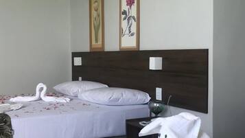 Minibar, wifi gratis y ropa de cama