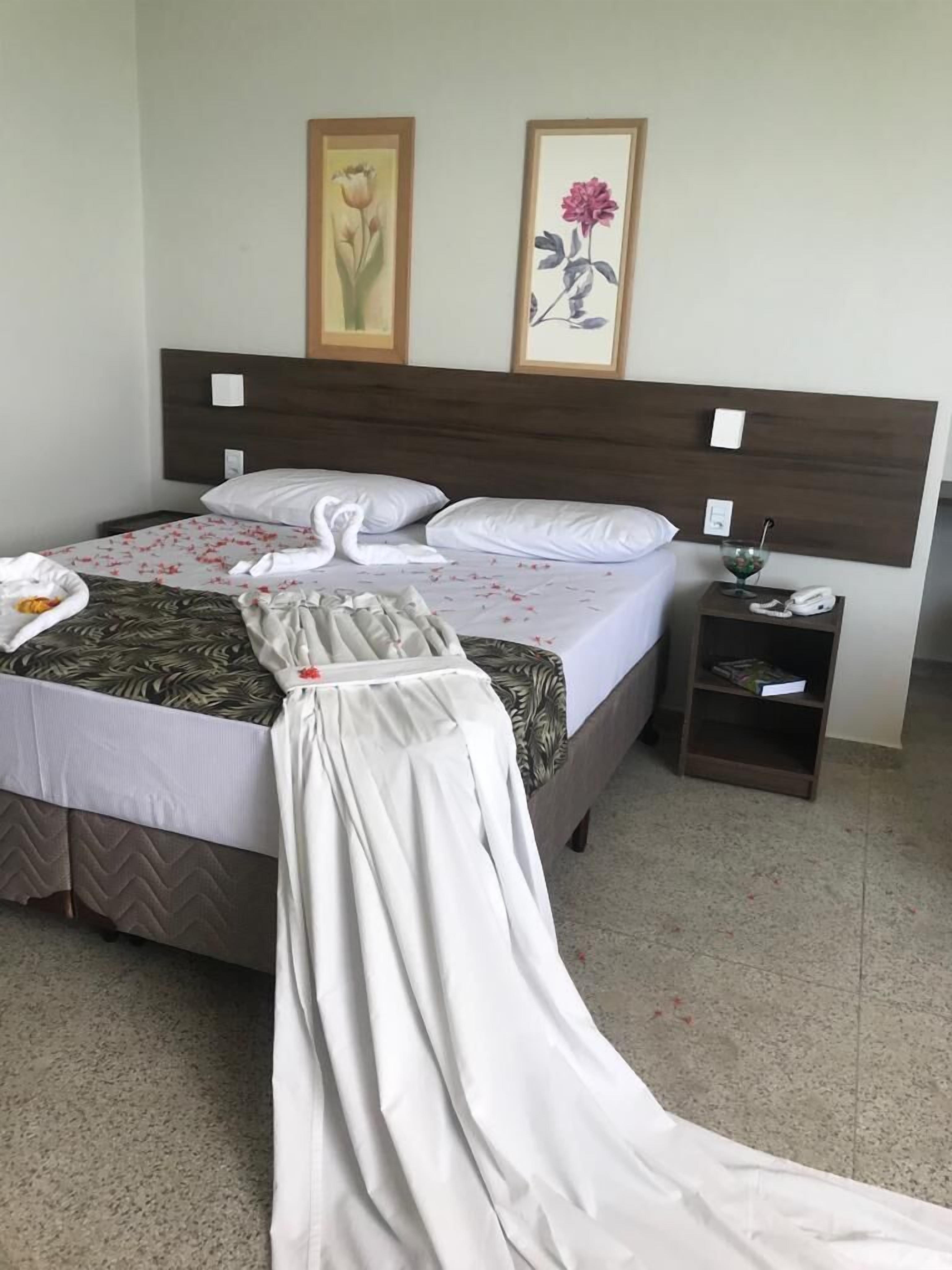 Minibar, free WiFi, bed sheets