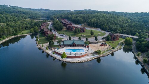 Ozark Comfort 3 Bedroom Condo by RedAwning